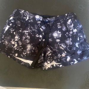 Black white and gray camo lululemon short